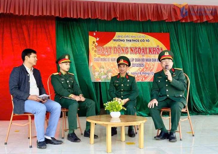 Hội CCB đặc khu Cô Tô tham gia hoạt động ngoại khóa nói chuyện truyền thống của Quân đội Nhân dân Việt Nam cho học sinh Trường TH-THCS Cô Tô, tháng 12/2025.