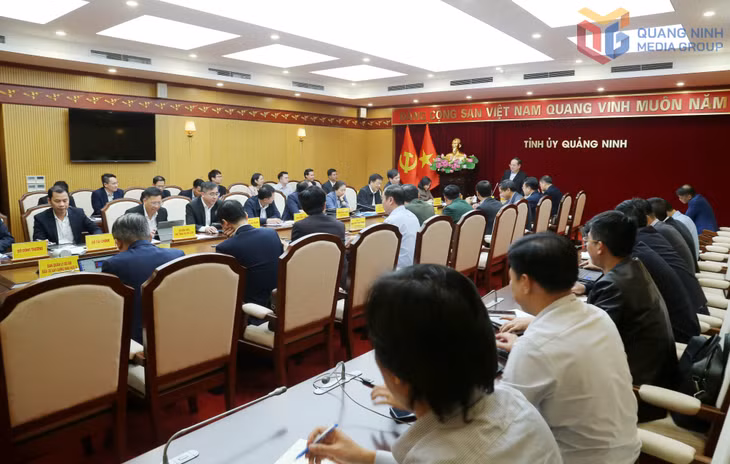 Quang cảnh hội nghị Ban Thường vụ Tỉnh ủy.