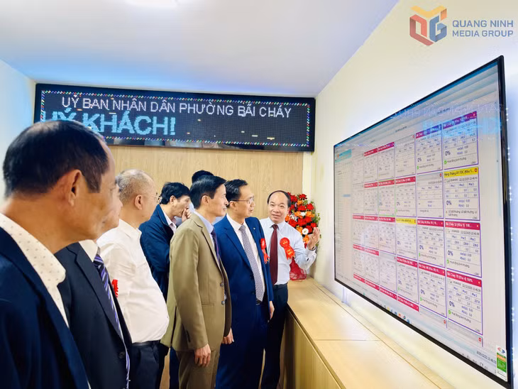 Các đại biểu và nhân dân tham quan thực tế quy trình quản lý, theo dõi, vận hành và điều khiển hệ thống chiếu sáng công cộng trên địa bàn phường.