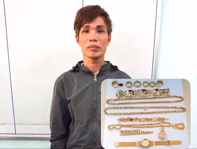 Đối tượng dùng thủ đoạn sử dụng vàng giả đổi lấy vàng thật tại cơ quan công an. Ảnh: Công an Khánh Hòa