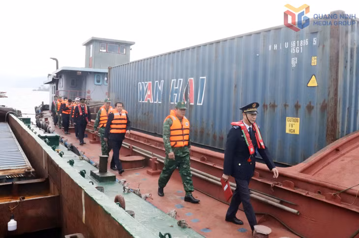 Lực lượng chức năng phối hợp trao đổi thông tin, quản lý hàng hóa XNK, phương tiện vận tải XNC, tổ chức đấu tranh ngăn chặn, bắt giữ, xử lý các hành vi buôn lậu, vận chuyển trái phép hàng hóa qua biên giới dịp cuối năm.