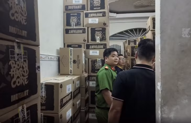 Công an kiểm tra nơi chứa thực phẩm chức năng nhập lậu của Công ty TNHH Profit - Ảnh: Công an TP.HCM