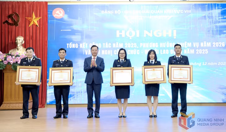 Đồng chí Lê Văn Ánh, Phó Chủ tịch UBND tỉnh trao Bằng khen của Thủ tướng Chính phủ cho các cá nhân có nhiều thành tích trong công tác, góp phần vào sự nghiệp xây dựng chủ nghĩa xã hội và bảo vệ Tổ quốc.