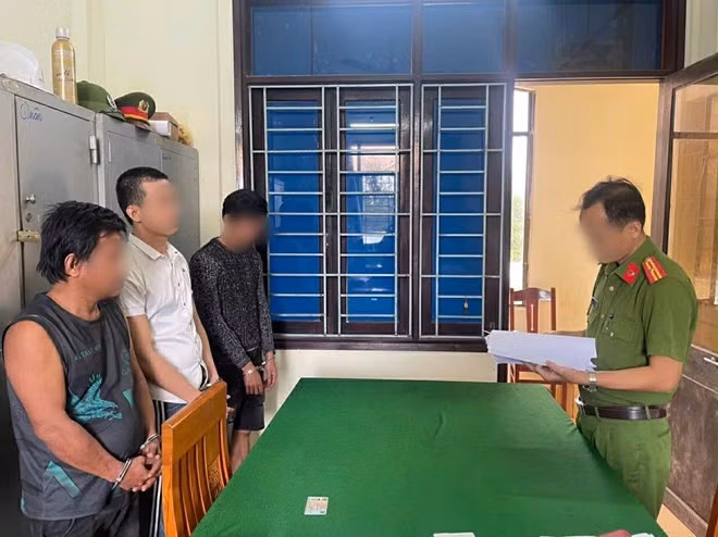 Các đối tượng sử dụng ma túy bị tạm giữ để phục vụ công tác điều tra. Ảnh: Công an xã Vạn Tường