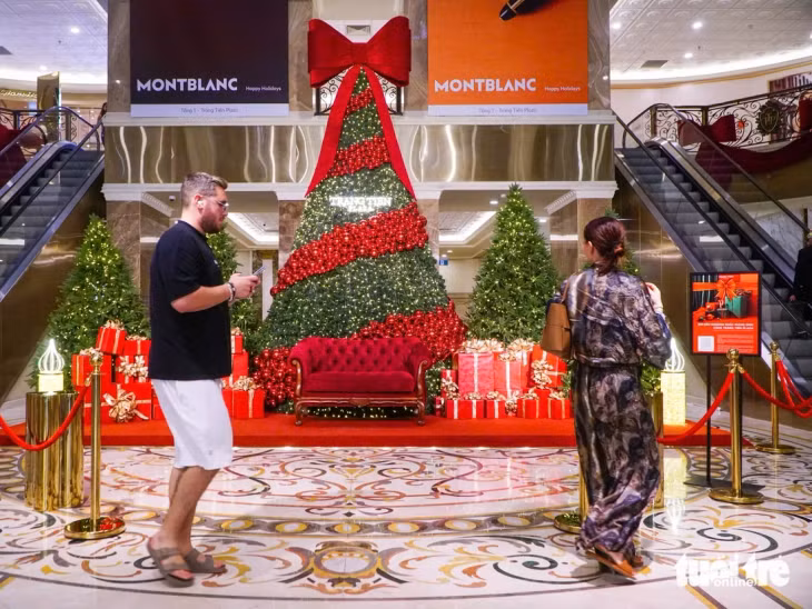 Tại một trung tâm thương mại, không khí Noel cũng đã ngập tràn - Ảnh: PHẠM TUẤN