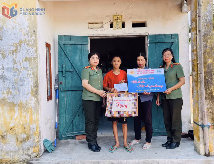 Cán bộ Hội Phụ nữ Công an tỉnh thăm, tặng quà em Nguyễn Văn Thành (phường Liên Hòa).