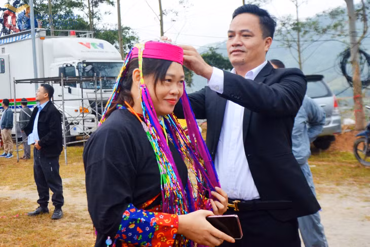 Thành viên trong đội giúp chỉnh sửa trang phục cho cầu thủ thật gọn gàng trước khi vào trận.