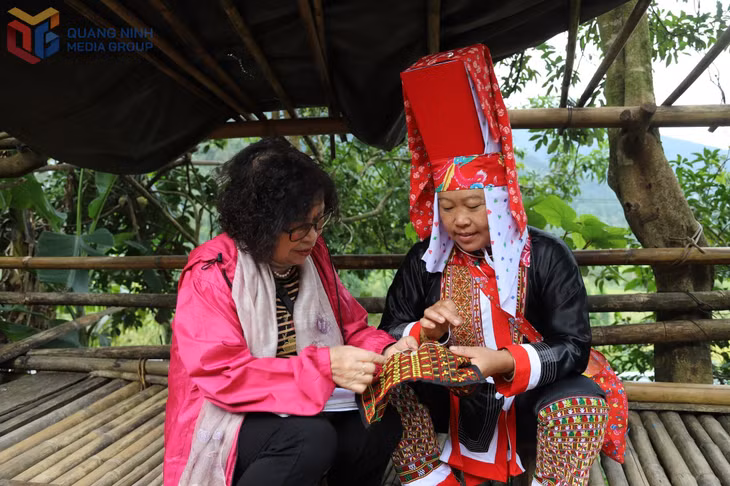 Kỹ thuật thuê thùa trên áo váy của chị em dân bản trở thành sản phẩn du lịch.