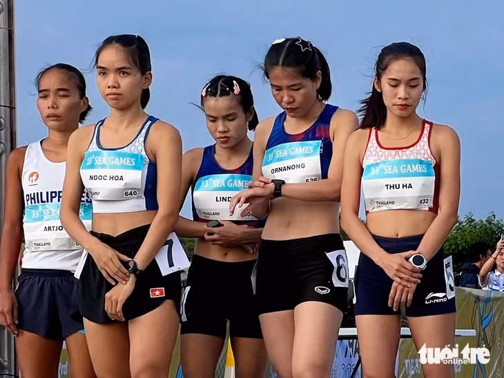 Thu Hà (số 5) và Ngọc Hoa (số 7) ở vạch xuất phát nội dung marathon - Ảnh: NAM TRẦN