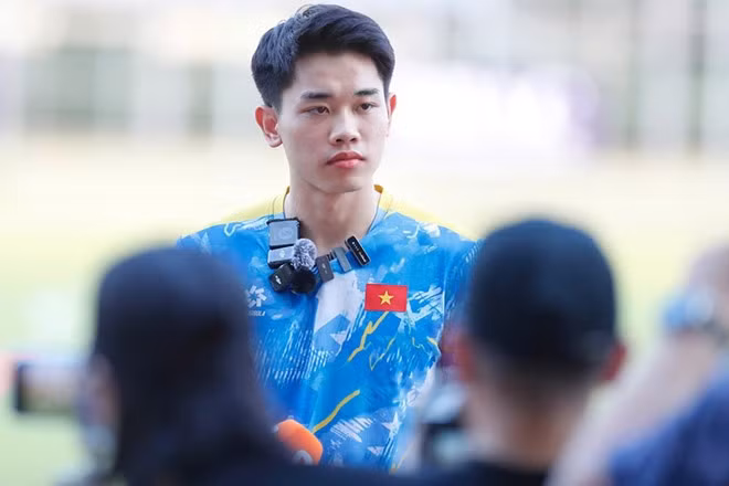 Tiền đạo Nguyễn Đình Bắc trả lời phỏng vấn trong buổi tập chiều 2/12 của U22 Việt Nam tại Thái Lan. Ảnh: VFF