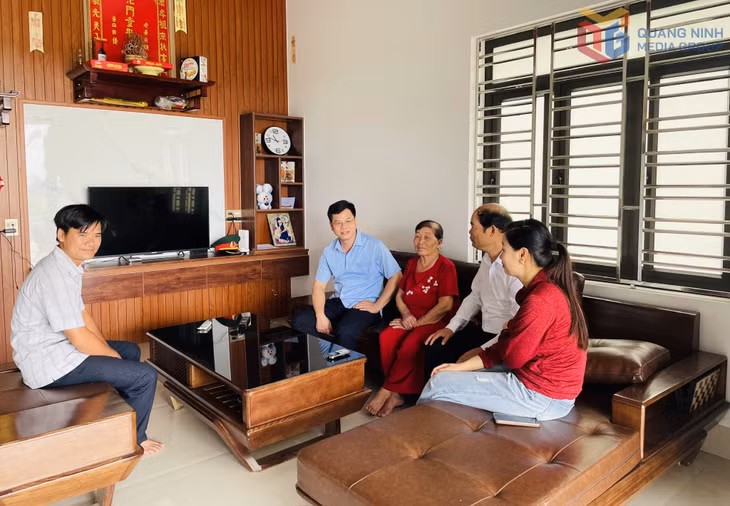 Đại biểu Lưu Văn Thường, Tổ phó Tổ đại biểu HĐND tỉnh số 7 lắng nghe ý kiến cử tri xã Quảng Hà.
