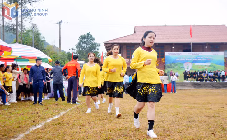 Các nữ cầu thủ từ đội Hòa An (Tuyên Quang) khởi động trước trận đấu.