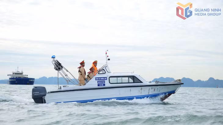 CBCS Cảnh sát đường thuỷ Công an tỉnh Quảng Ninh ra quân tuần tra, kiểm soát trên tuyến đường thuỷ nội địa sau lễ ra quân.