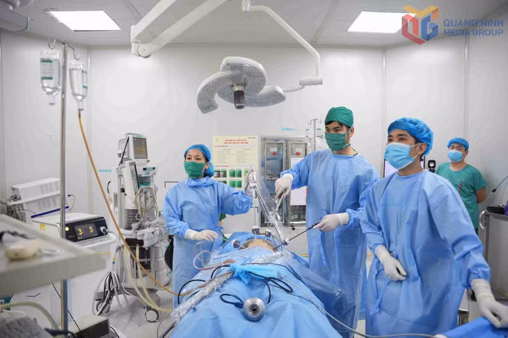Các y, bác sĩ Bệnh viện Sản Nhi Quảng Ninh đang thực hiện ca mổ nội soi điều trị u tử cung cho người bệnh.