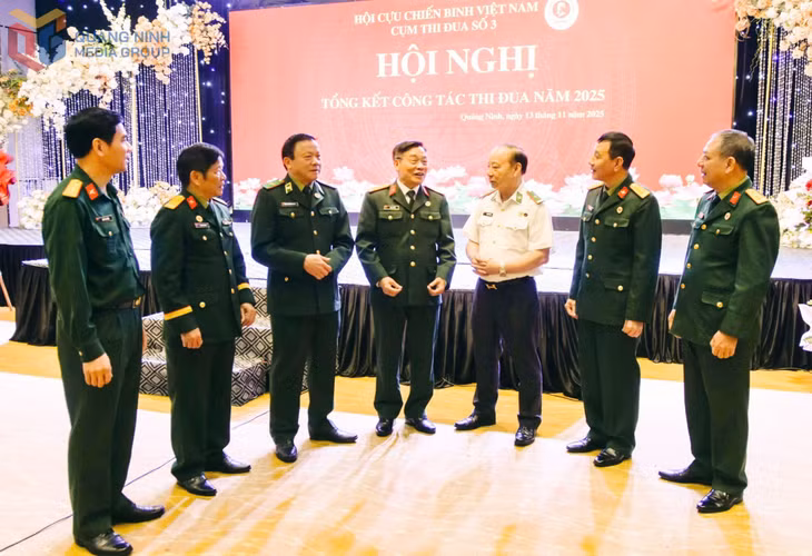 Lãnh đạo Hội CCB tỉnh chia sẻ kinh nghiệm trong các hoạt động phong trào tại Hội nghị tổng kết cụm thi đua số 3 năm 2025.