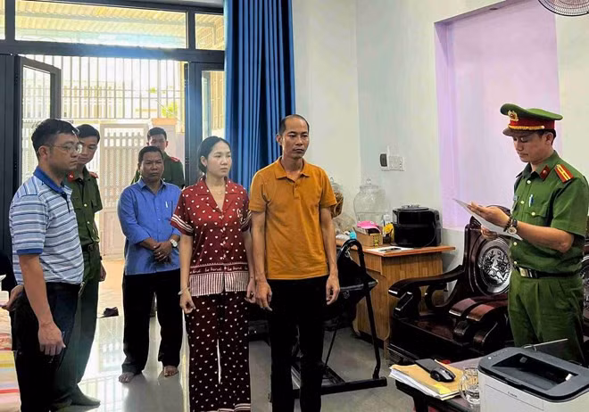 Cơ quan điều tra Công an tỉnh Lâm Đồng tống đạt quyết định khởi tố các bị can liên quan đến chuỗi phòng khám nha khoa chui lừa dối khách hàng. Ảnh: Công an cung cấp