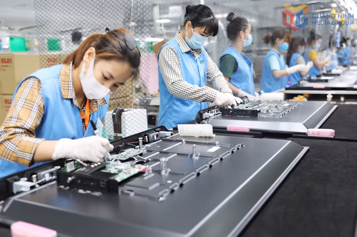 Sản xuất linh kiện điện tử Tập đoàn Foxconn tại KCN Đông Mai.