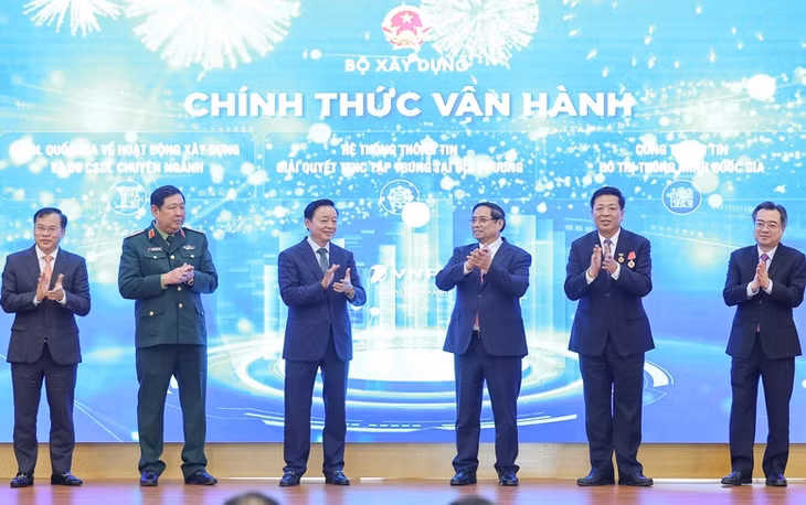 Thủ tướng Chính phủ và các đại biểu thực hiện nghi thức khởi động vận hành các hệ thống công nghệ thông tin của Bộ Xây dựng - Ảnh: VGP/Nhật Bắc
