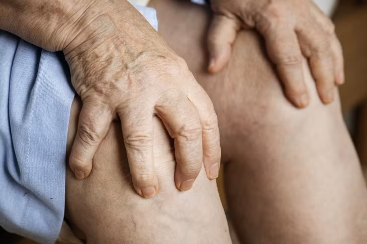 Đau kéo dài nhiều ngày không giảm, người bệnh cần tới cơ sở y tế để khám và điều trị kịp thời.