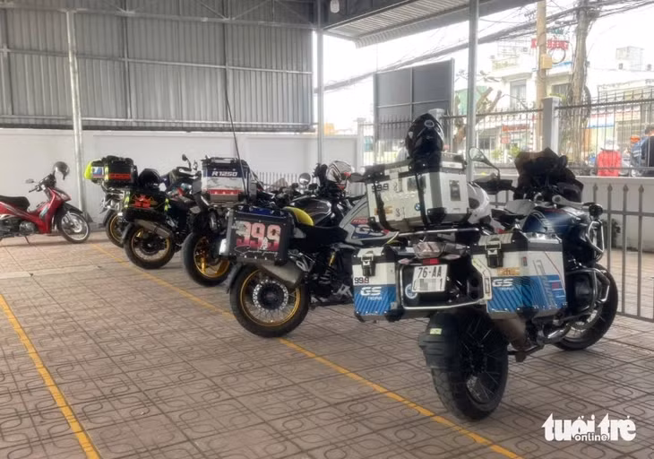 Các xe mô tô phân khối lớn vi phạm bị cảnh sát bắt giữ - Ảnh: HOÀI THƯƠNG