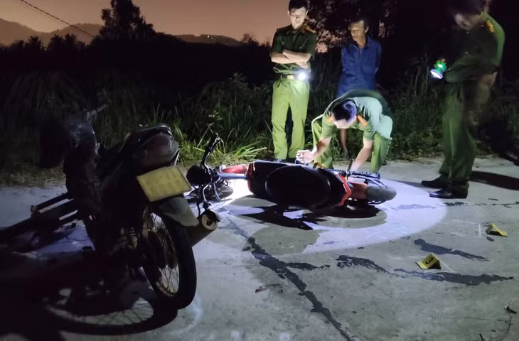 Công an khám nghiệm hiện trường vụ tai nạn. Ảnh: Duy Tuấn