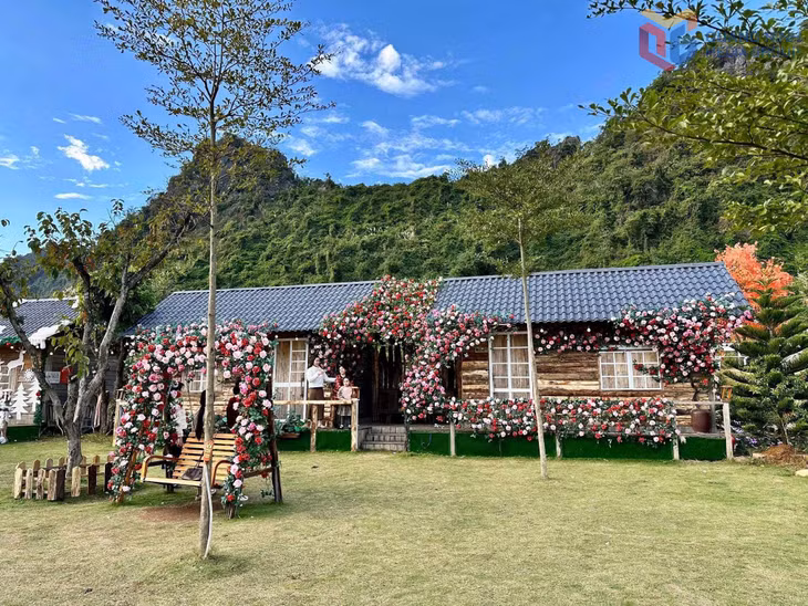 Khu phòng ngủ lưu trú tại Happy Land Hạ Long được trang trí rất nhiều hoa để khách check-in.