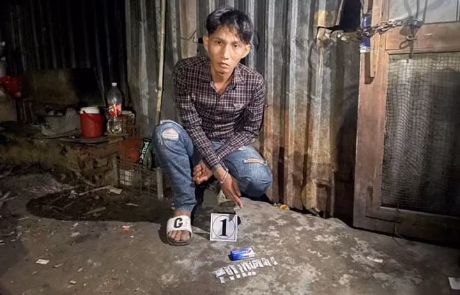 Dương và số tang vật ma túy. Ảnh: Công an cung cấp