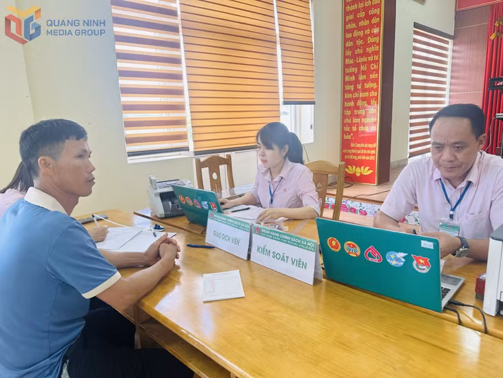 Phòng giao dịch Ngân hàng Chính sách xã hội Cẩm Phả giải ngân cho người dân vay vốn.