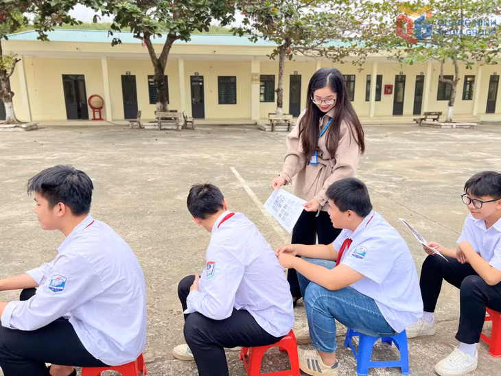 Giáo viên Trường TH&amp;THCS Hải Sơn (xã Hải Sơn) tuyên truyền, phổ biến kiến thức phòng chống ma túy cho học sinh. Ảnh: Hằng Ngần