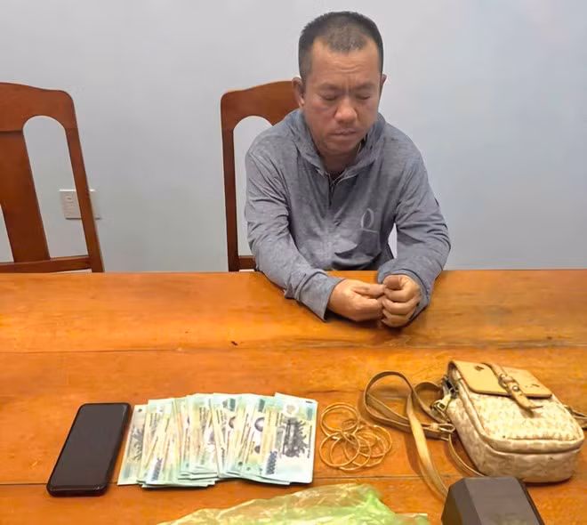 Nguyễn Ngọc Trung cùng tang vật vụ việc tại Công an xã Hàm Kiệm (Lâm Đồng). Ảnh: Công an cung cấp
