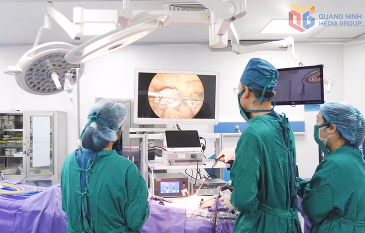 Y, bác sĩ Bệnh viện Đa khoa khu vực Vân Đồn thực hiện ca phẫu thuật nội soi bóc tách u nang quái buồng trứng phải cho nữ bệnh nhân 80 tuổi.