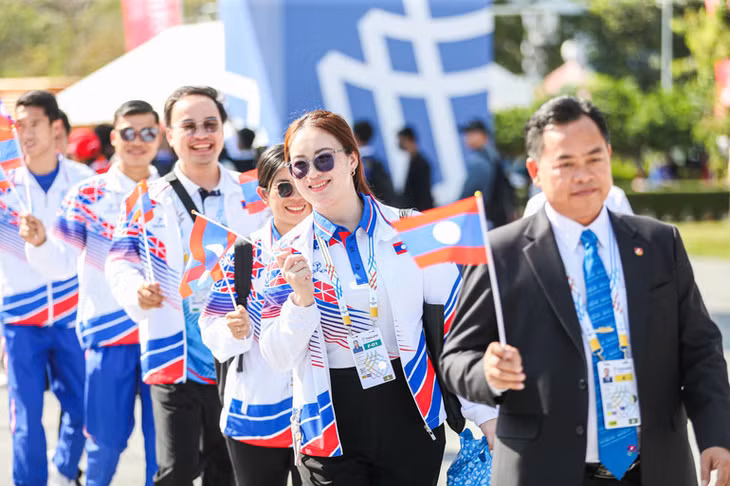 Đoàn Thể thao Lào tham dự Lễ thượng cờ.