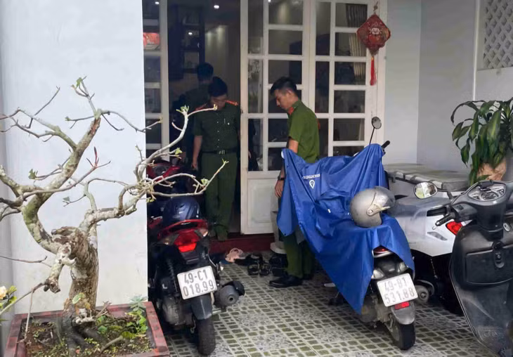 Cơ quan điều tra tiến hành khám xét nhà Đoàn Quang Huy, Trưởng phòng Pháp chế Sở Y tế Lâm Đồng tại Đà Lạt. Ảnh: Phúc Khánh