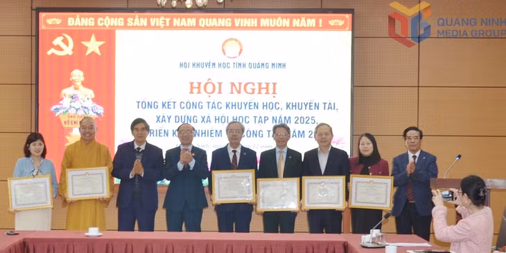 Hội Khuyến học tỉnh tặng giấy khen cho các cá nhân có thành tích trong phong trào khuyến học, khuyến tài, xây dựng xã hội học tập năm 2025.