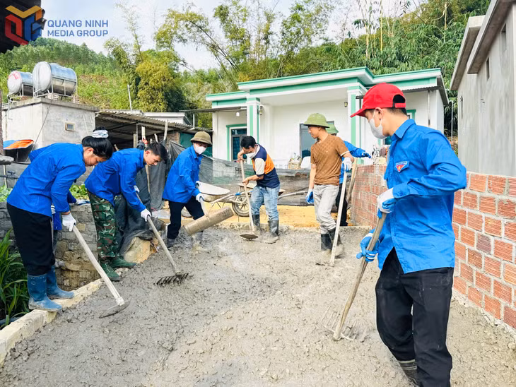 Đoàn phường Yên Tử thực hiện công trình thanh niên “Tuyến đường dân sinh” tại khu Khe Sú 1.