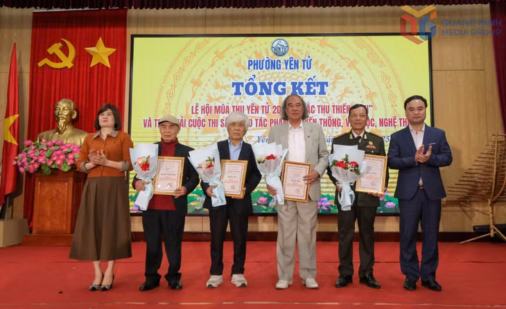 Ban Tổ chức trao giải bộ môn thơ.