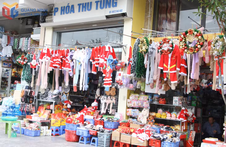 Các đồ trang trí Giáng sinh được bày bán với đa dạng, phong phú mẫu mã.