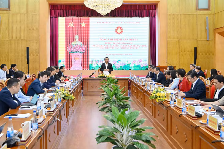 Đồng chí Trịnh Văn Quyết chủ trì buổi làm việc. (Ảnh: THỦY NGUYÊN)