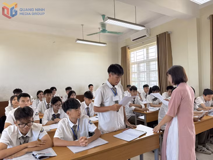 Một giờ học của cô và trò Trường THPT Hùng Vương (phường Cửa Ông).