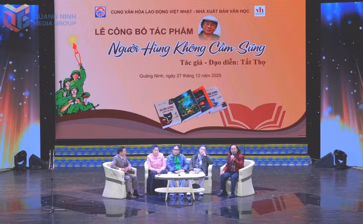 Các khách mời tham gia tọa đàm trên sân khấu lễ ra mắt bộ sách "Người hùng không cầm súng".