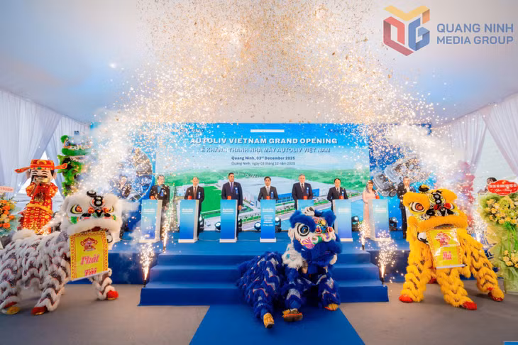 Các đại biểu nhấn nút khánh thành Nhà máy Autoliv Việt Nam tại KCN Sông Khoai.