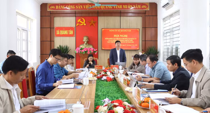 Đồng chí Đào Biên Thùy, Bí thư Đảng ủy, Chủ tịch HĐND xã, chủ trì hội nghị.