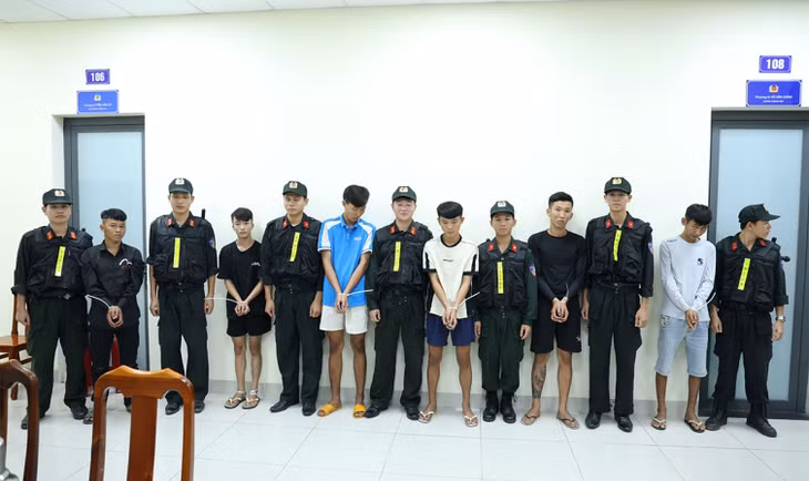 6 đối tượng có hành vi côn đồ bị tạm giữ. Ảnh: Vũ Tiến
