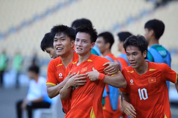 Huấn luyện viên Park Hang-seo chúc mừng U22 Việt Nam giành huy chương vàng SEA Games 33. Ảnh: Minh Dân