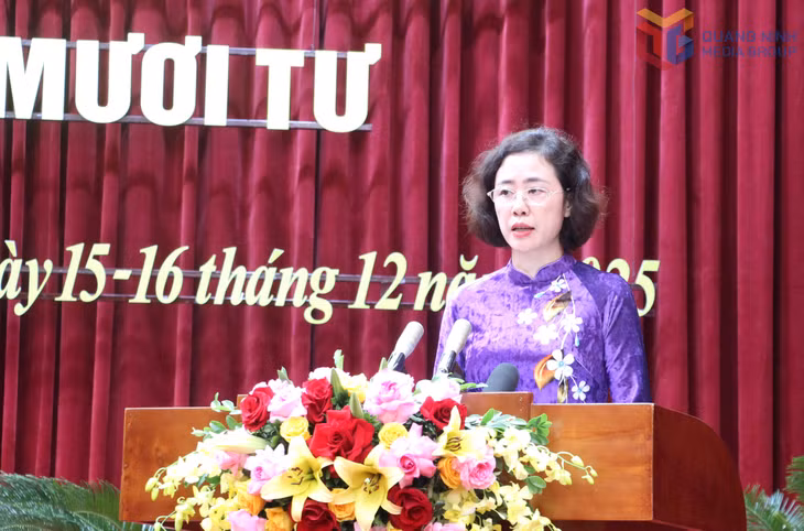 Bà Vũ Thị Mai Anh, Giám đốc Sở Nội vụ, trình bày một số tờ trình dự thảo nghị quyết về một số chính sách trên địa bàn tỉnh.