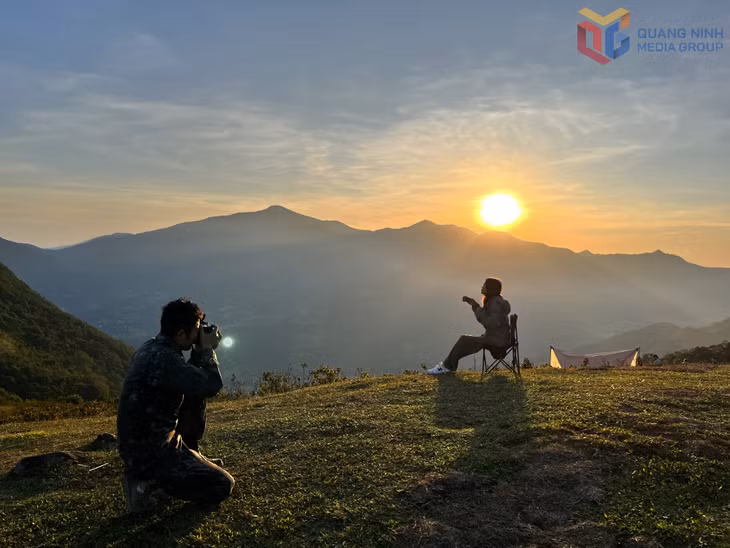 Du khách cắm trại, đón mặt trời ở đỉnh núi Cao Ly, xã Hoành Mô.
