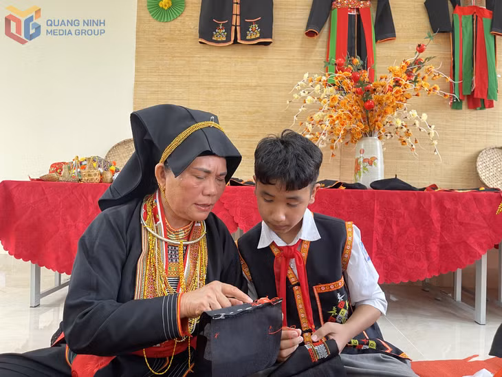 Bà Tuyết tỉ mỉ chỉ dạy từng đường kim, mũi chỉ cho các học sinh tham gia lớp thêu của CLB.