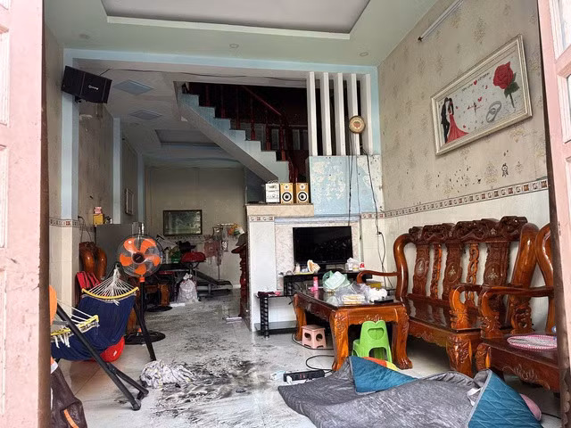 Đám cháy được xác định bùng phát từ khu vực tầng trệt, ngay giữa nhà.