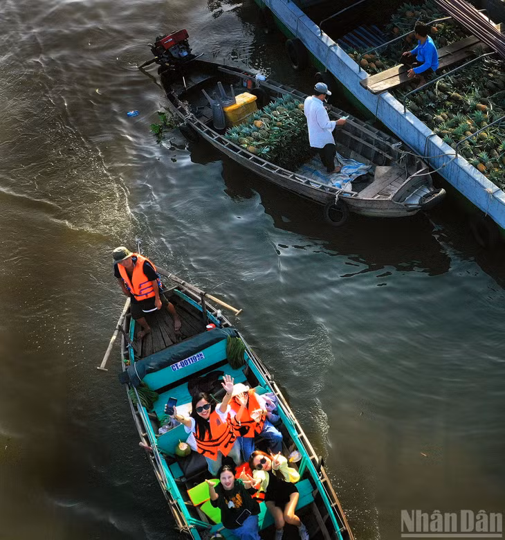Du khách vui vẻ trải nghiệm trên những chiếc ghe nhỏ.