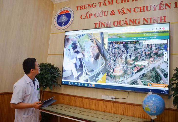 Từ điểm cầu Trung tâm Vận chuyển cấp cứu, bác sĩ hội chẩn trực tuyến hỗ trợ chuyên môn cho đồng nghiệp đang trực tiếp xử trí ca cấp cứu nặng.